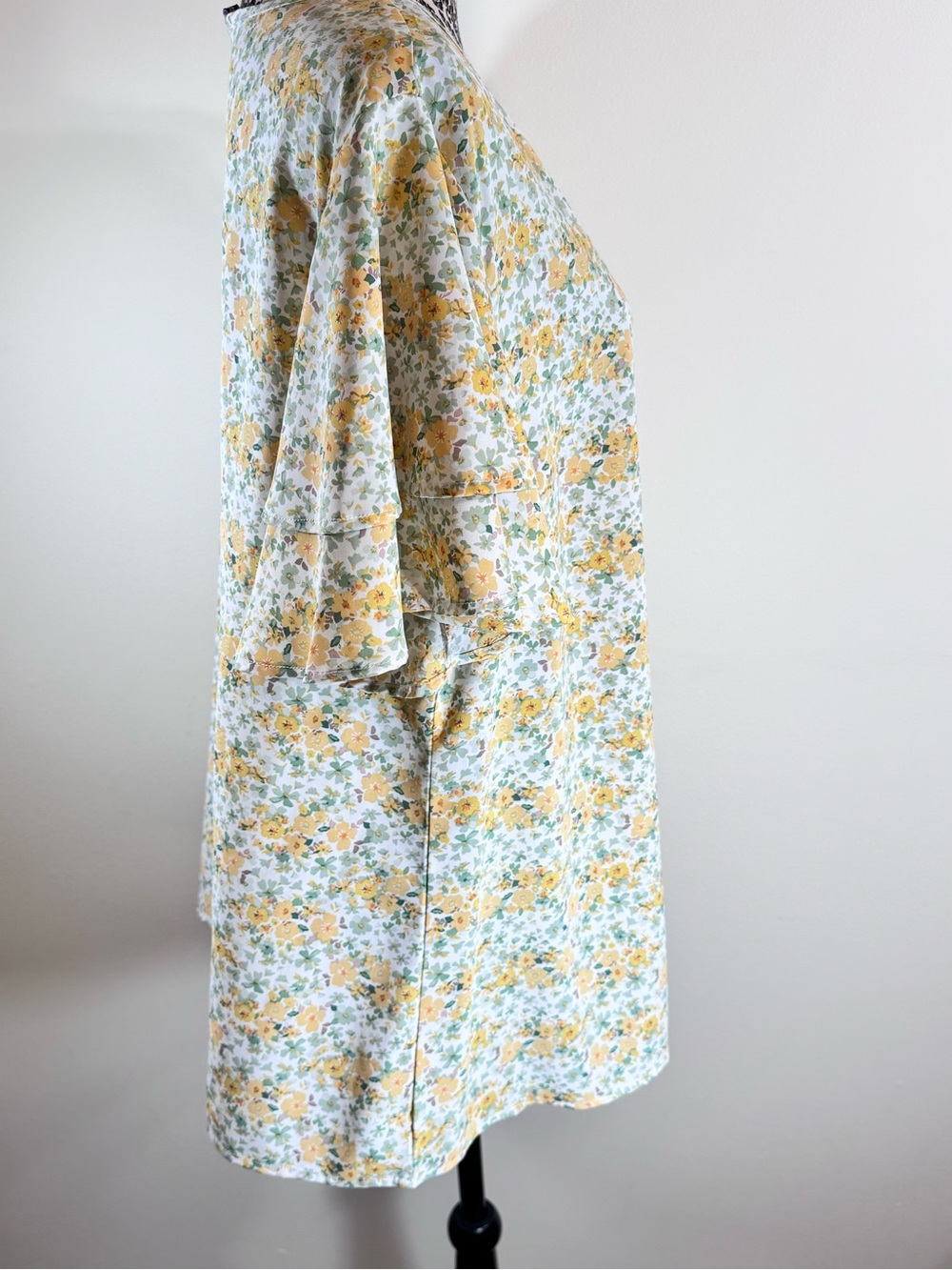 Bloomchic Women's Yellow Floral V-Neck Top size 16 - Picture 2 of 7